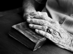 old_womens_hands_403